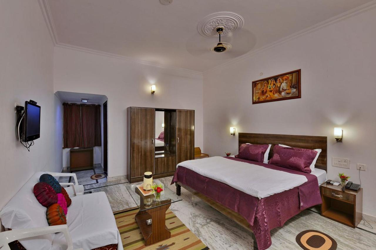 Hotel Surya Khajuraho Exterior photo