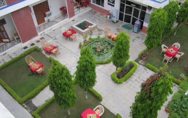 Hotel Surya Khajuraho Exterior photo